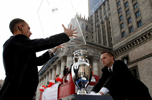 Главный трофей Евро-2012 продемонстрировали публике