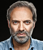 Мендес переезжает в «Мотель вуайериста»