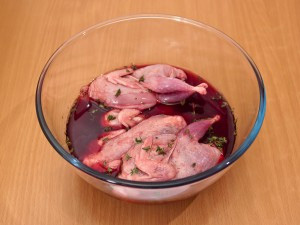 Перепела, маринованные в вине