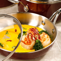 Морские гребешки с шафрановым соусом и броколли