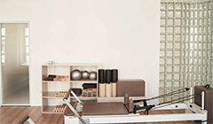 Пилатес на реформерах в студии Rejoice club: новый уровень осознанного движения в Москве