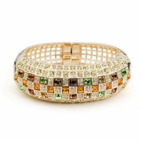 Must-have этой зимы: яркая бижутерия с камнями