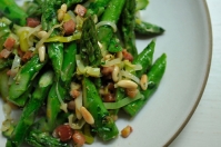 Теплый салат из бекона и спаржи