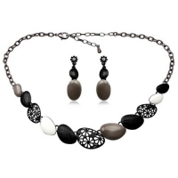 Must-have этой зимы: яркая бижутерия с камнями