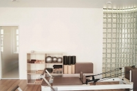 Пилатес на реформерах в студии Rejoice club: новый уровень осознанного движения в Москве